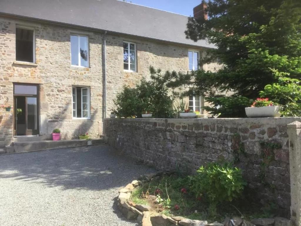 La Petellerie, Maison De Campagne Avec Piscine Pour Un Sejour Detente Moyon Zewnętrze zdjęcie
